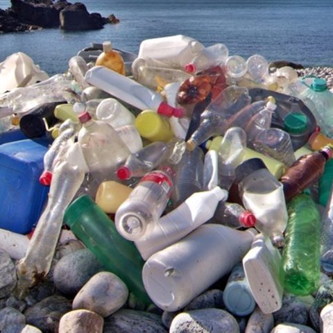 Περίπου 8 εκατομμύρια τόνοι πλαστικών απορριμμάτων ετησίως καταλήγουν στους ωκεανούς