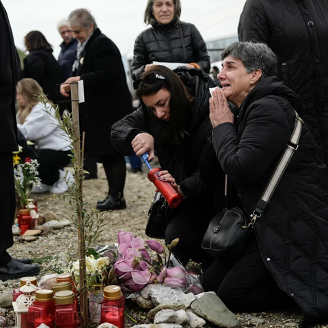 Συγκλονιστικές στιγμές στο μνημόσυνο για τα θύματα στα Τέμπη-«Το σπίτι μας έγινε δεύτερο νεκροταφείο»