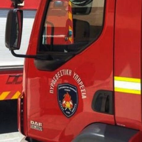 Εν κινήσει μοτοσικλέτα τυλίχθηκε στις φλόγες στη Λεμεσό-Επεκτάθηκε σε ξηρά χόρτα η φωτιά