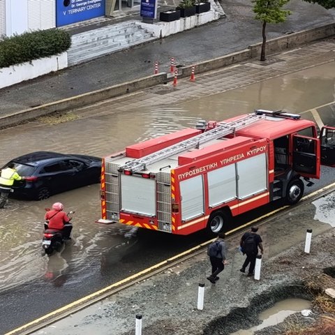 Έτρεχε η Πυροσβεστική-Οδηγοί εγκλωβίστηκαν στα οχήματά τους λόγω της έντονης βροχόπτωσης (pics)