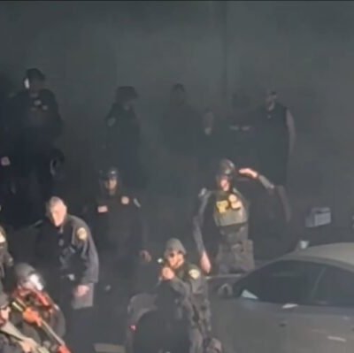 ΒΙΝΤΕΟ: Αστυνομικός στο Λος Άντζελες πυροβόλησε με πλαστική σφαίρα φωτογράφο στο κεφάλι