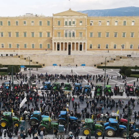 ΒΙΝΤΕΟ: Κατέκλισαν το Σύνταγμα τα τρακτέρ-Συλλαλητήριο των αγροτών