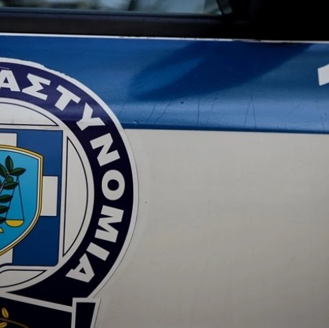 Άνδρας επιτέθηκε στη σύντροφο του γιου του και έβγαζε βίντεο για να το ανεβάσει στο TikTok