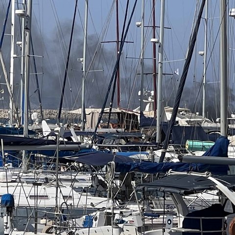 ΒΙΝΤΕΟ: Μικρό πλοίο πλησίασε το φλεγόμενο σκάφος και κατέσβησε την πυρκαγιά