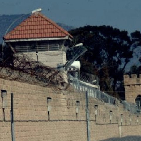 Δύο ισοβίτες, ο αδελφός του ενός και άλλοι δύο στο κάδρο για το ψυγείο με τα κινητά-Ισχυρισμός για χρηματισμό δεσμοφύλακα
