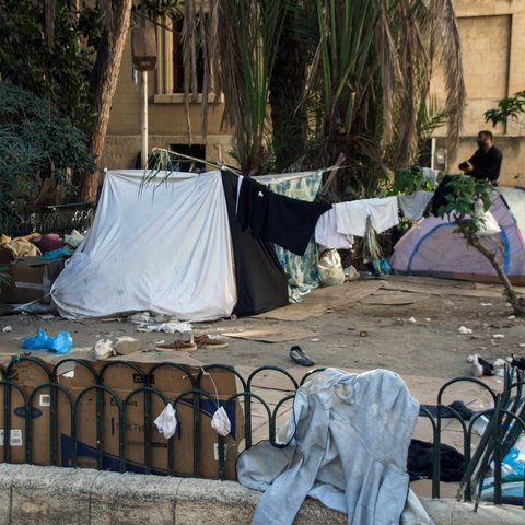 Eικόνες απαξίωσης προσφύγων στη Ρόδο–Κοιμούνται σε χαρτόκουτα και χωρίς κουβέρτες