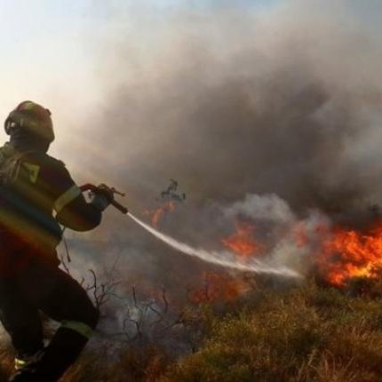 Πυρκαγιά σε δύσβατη περιοχή στη Λεμεσό-Σε κινητοποίηση Πυροσβεστική και Τμήμα Δασών