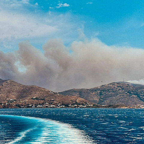 Κεραυνοί προκάλεσαν δύο πύρινα μέτωπα στην Άνδρο-Μήνυμα 112 για εκκένωση