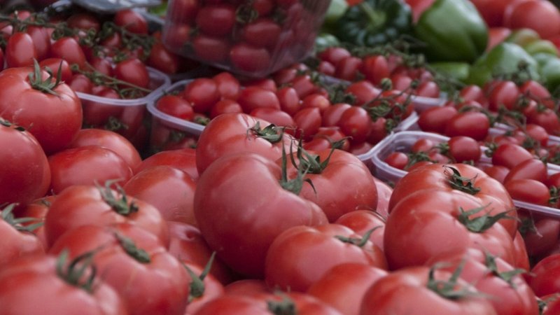 akis-petretzikis-ntomates-scaled