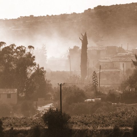 Ψάχνουν στοιχεία για να ταυτοποιήσουν τις δύο σορούς που εντοπίστηκαν απανθρακωμένες από τη φονική πυρκαγιά