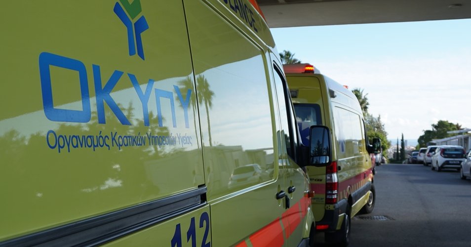 Όχημα προσέκρουσε σε ακινητοποιημένο αυτοκίνητο στον αυτοκινητόδρομο-Στο νοσοκομείο τρία πρόσωπα