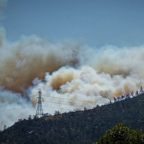 Από έκρηξη σε πυλώνα ηλεκτρικού ξεκίνησε η πυρκαγιά στην Πάρνηθα-Επιχειρούν ισχυρές δυνάμεις