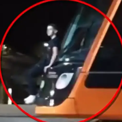 Νεαρός κρεμάστηκε στο πίσω μέρος τραμ στην Ελλάδα-Στην ΕΛ.ΑΣ. το επίμαχο βίντεο