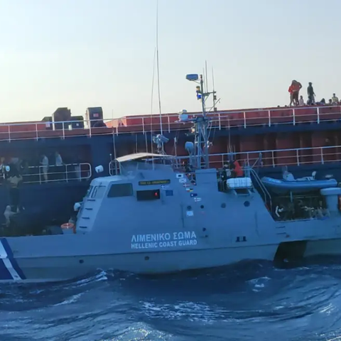Μεταφέρονται στο Λαύριο οι 520 διασωθέντες μετανάστες από τη θαλάσσια περιοχή νότια της Γαύδου