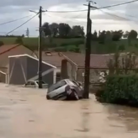 Οι σφοδρές καταιγίδες προκάλεσαν πλημμύρες στη Γαλλία-Πέντε άνθρωποι στο νοσοκομείο