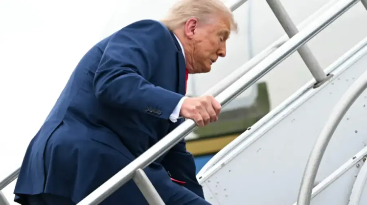 trump-stumlbles