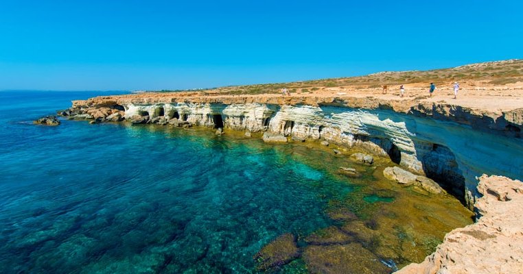 Παγιδεύτηκαν στα βράχια στο Κάβο Γκρέκο δύο άτομα-Στήθηκε επιχείρηση διάσωσης