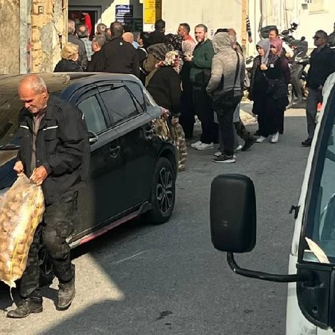 Κάνουν ουρές για να αγοράσουν πατάτες στα κατεχόμενα-Τις αφαιρούν από το μενού τα εστιατόρια