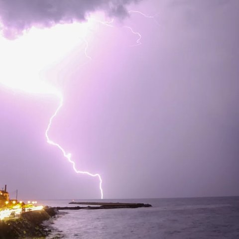 Κεραυνός έπεσε σε παραλία γεμάτη κόσμο στην Ιταλία-Γυναίκα υπέστη καρδιακή προσβολή