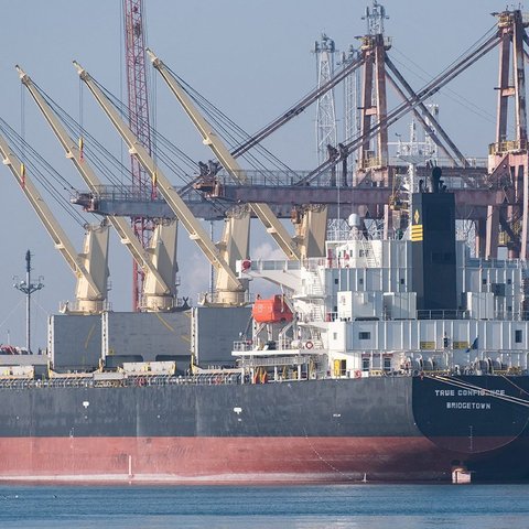 Καταδικάζει την επίθεση των Χούθι κατά του Πλοίου True Confidence το ΚΝΕ