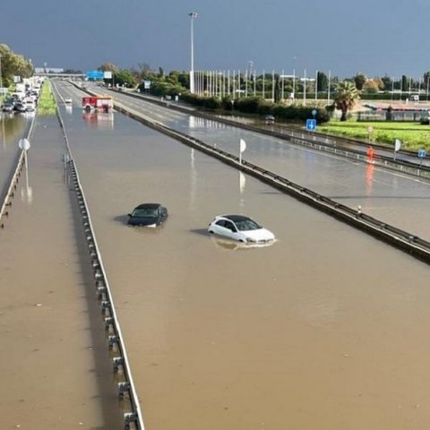 Σε κόκκινο συναγερμό λόγω καταιγίδας η Βαρκελώνη-Πλημμύρισε το κεντρικό αεροδρόμιο