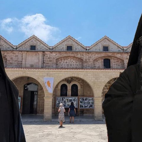 Πολλαπλά μέτωπα για Αρχιεπίσκοπο-Ο ιερός πόλεμος, η αλλαγή ονόματος εκκλησίας και η επικείμενη Σύνοδος