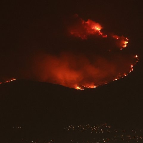 Δραματικές ώρες στην Ελλάδα-Τιτάνιες μάχες με τις φλόγες, ολονύχτιες προσπάθειες για κατάσβεση