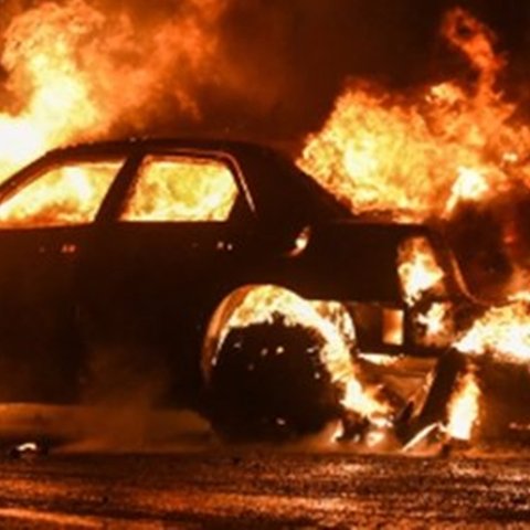 Στις φλόγες όχημα 54χρονης στη Λακατάμια-Επηρεάστηκαν και άλλα δύο αυτοκίνητα