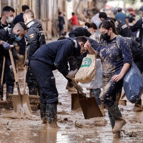 ΒΙΝΤΕΟ: Ενωμένος ο κόσμος στην Βαλένθια συνεργάζεται για να καθαρίσει τους δρόμους