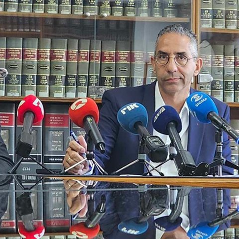 LIVE: Ανοίγει τα χαρτιά του εν μέσω επικρίσεων για την απόφαση του ΕΔΑΔ