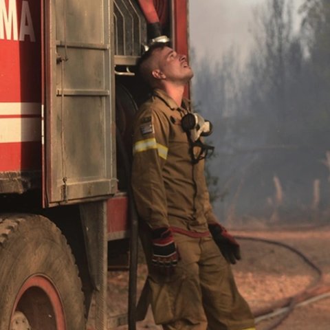 Κρίσιμη η κατάσταση στα ατέλειωτα πύρινα μέτωπα της Μάνδρας-Πώς αναζωπυρώθηκε η πυρκαγιά