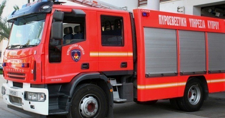 Οδηγός εγκλωβίστηκε στο όχημα του μετά από τροχαίο