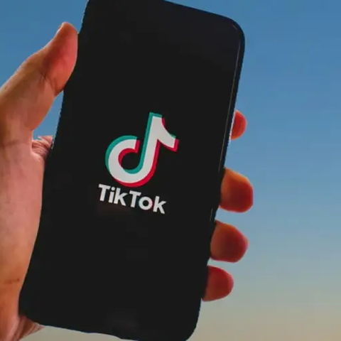 Άγριος καβγάς ζευγαριού σε live μετάδοση στο Tik Tok-Έσπαγαν πράγματα μπροστά στα μάτια ανήλικου παιδιού