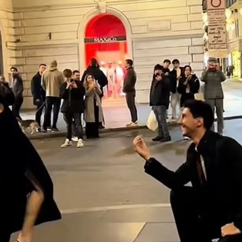 Fake η viral πρόταση γάμου στη Ρώμη που πήγε στραβά-Οι νεαροί που κρύβονται πίσω από αυτήν