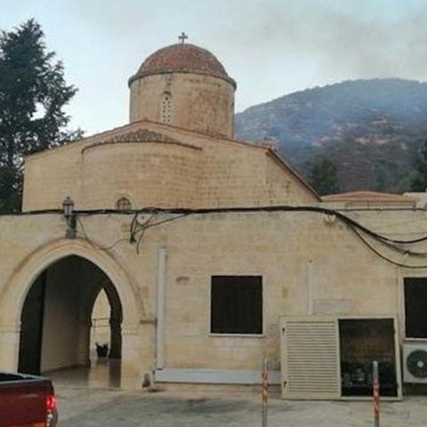 Διαχειρίσιμη η φωτιά στη Μονή του Αγίου Νεόφυτου-Σε επιφυλακή οι δυνάμεις πυρόσβεσης