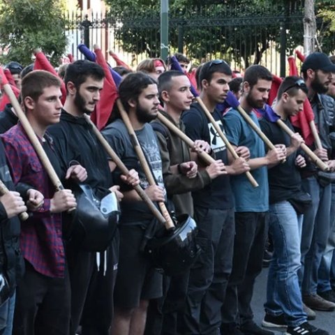 Άρχισε η μεγάλη πορεία για τα 50 χρόνια από την εξέγερση του Πολυτεχνείου στην Αθήνα (Pics)