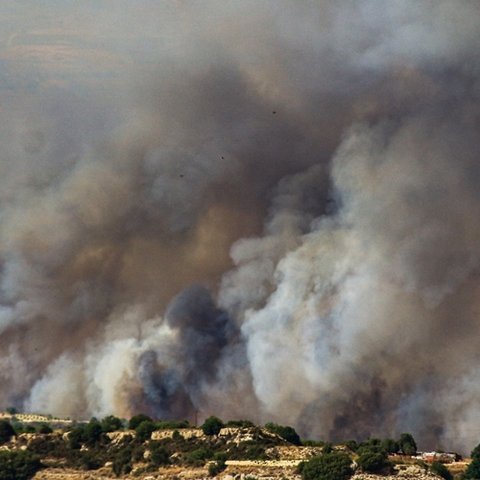 LIVE: Αρκετά ενεργά μέτωπα της πυρκαγιάς, ολονύχτιες επιχειρήσεις από τις επίγειες δυνάμεις