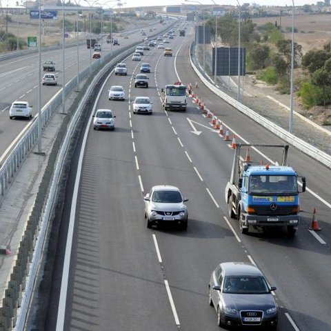 Σύγκρουση τριών οχημάτων στον αυτοκινητόδρομο Λευκωσίας – Λεμεσού-Έκλεισε τμήμα της μιας λωρίδας