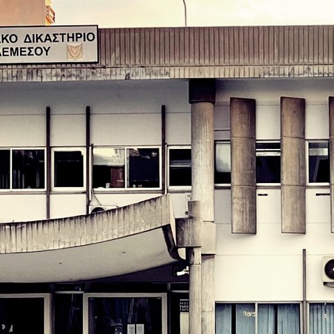 Στο εδώλιο για τα μαχαιρώματα στο Πισσούρι και η σύζυγος του 53χρονου-Κατηγορούνται για πρόκληση βαριάς σωματικής βλάβης