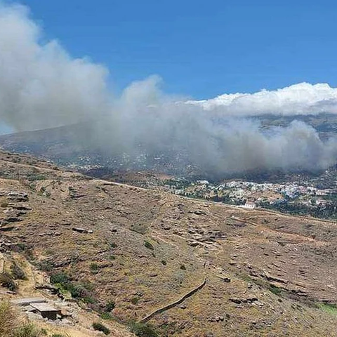 Βελτιωμένη η εικόνα της φωτιάς στην Άνδρο-Παραμένει ο κίνδυνος αναζωπυρώσεων (Pics)