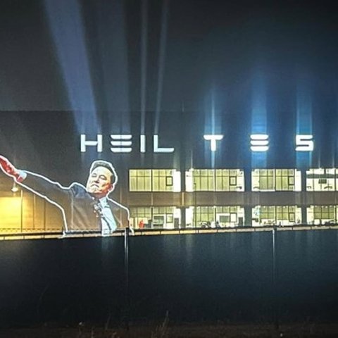 «Heil Tesla»: Η δράση ακτιβιστών για τον ναζιστικό χαιρετισμό του Έλον Μασκ