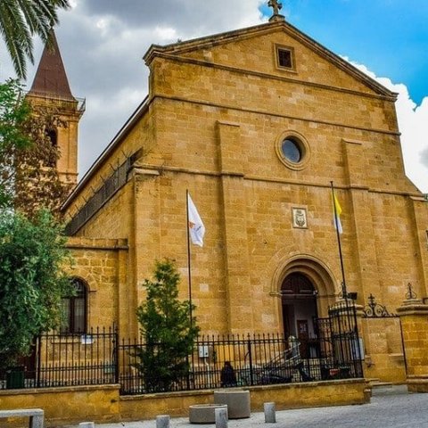 Χειροπέδες σε 27χρονο για τους βανδαλισμούς σε καθολική εκκλησία στη Λευκωσία