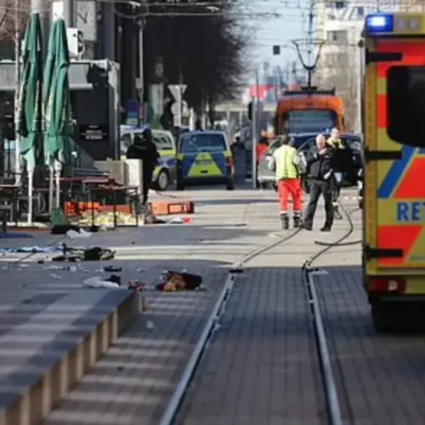 Ελληνίδα μάρτυρας μιλά για το αυτοκίνητο που έπεσε στο πλήθος στο Μανχάιμ-«Ο κόσμος ούρλιαζε, έτρεχε πανικόβλητος»