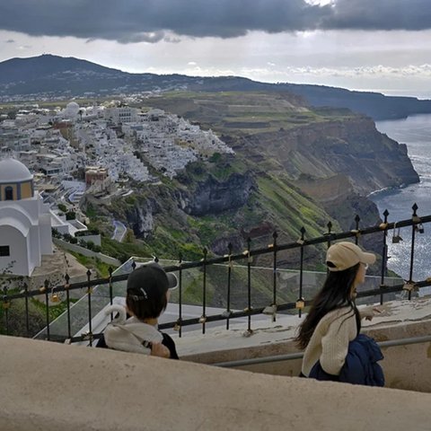 Πάνω από 6,000 άτομα έφυγαν από τη Σαντορίνη-Έρημα σοκάκια, άδειοι οι δρόμοι (Pics)