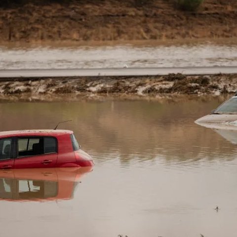 ΒΙΝΤΕΟ: Αγωνιώδεις έρευνες για τρεις αγνοούμενους μετά τις φονικές πλημμύρες στην Ισπανία