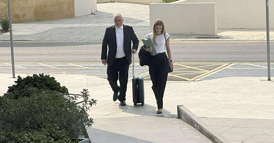 «Στερείται έννομου συμφέροντος να αμφισβητεί την απόφαση»-Πού στηρίζεται η ένσταση Πολυβίου για Βαρωσιώτου «Στερείται έννομου συμφέροντος να αμφισβητεί την απόφαση»-Πού στηρίζεται η ένσταση Πολυβίου για Βαρωσιώτου