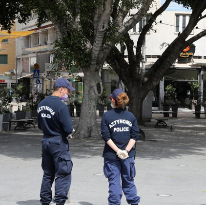 Άγριος καυγάς με σκουπόξυλα στην Παλιά Λευκωσία-Χειροπέδες σε τρία πρόσωπα