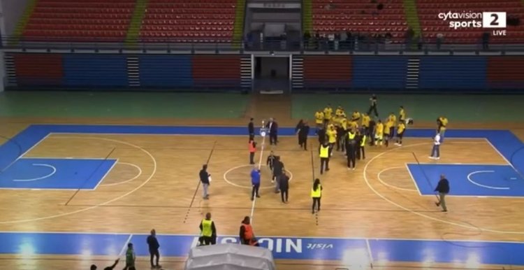 BINTEO: Επεισόδια και ρίψη αντικειμένων σημάδεψαν το ντέρμπι της ΑΕΛ με την Ομόνοια-Καταγγελία για ζημιές σε οχήματα