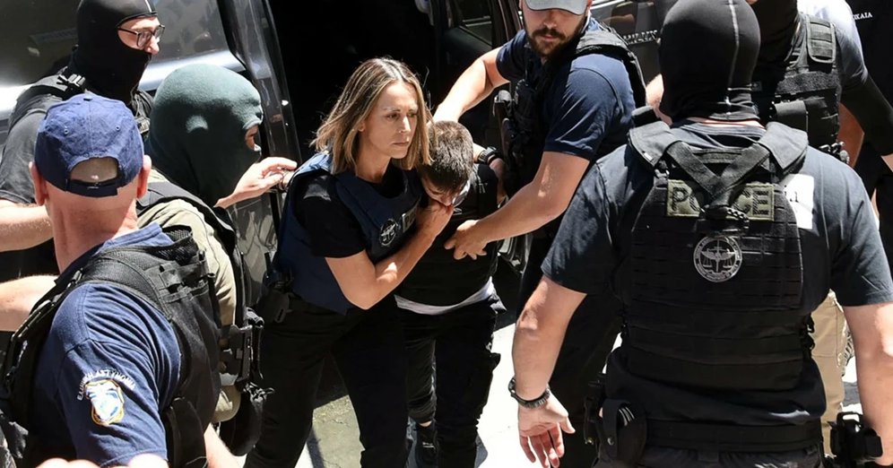 ΒΙΝΤΕΟ: Στον ανακριτή η Μουρτζούκου, οργή στην Πάτρα-«Ντροπή», «σίχαμα», «φόνισσα» φώναζε ο κόσμος