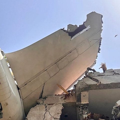 Eξετάζουν το βίντεο της συντριβής και περιμένουν απαντήσεις από τα μαύρα κουτιά-Πάνω από 260 οι νεκροί
